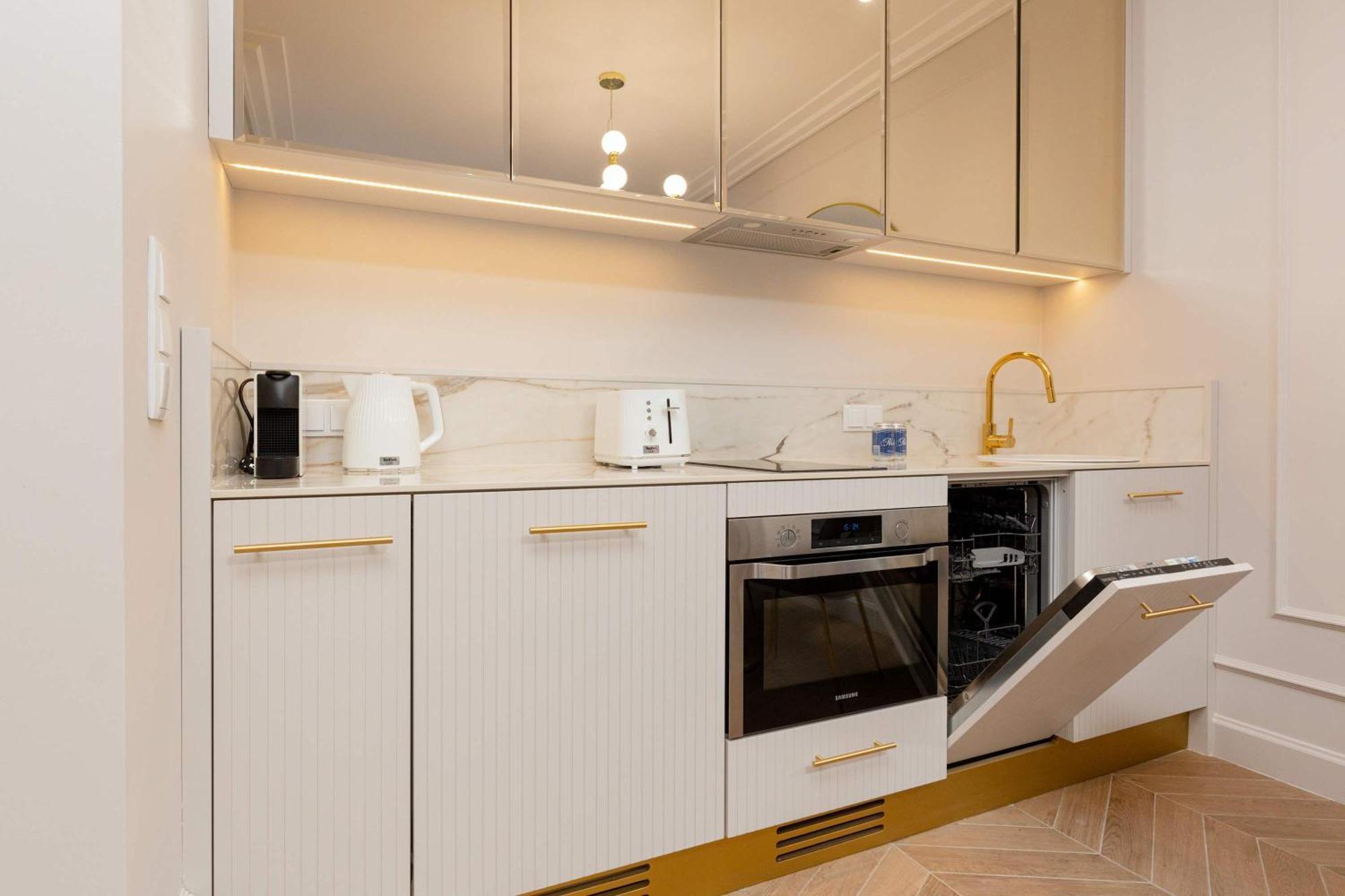 Lux Center Mennica By Renters Prestige
