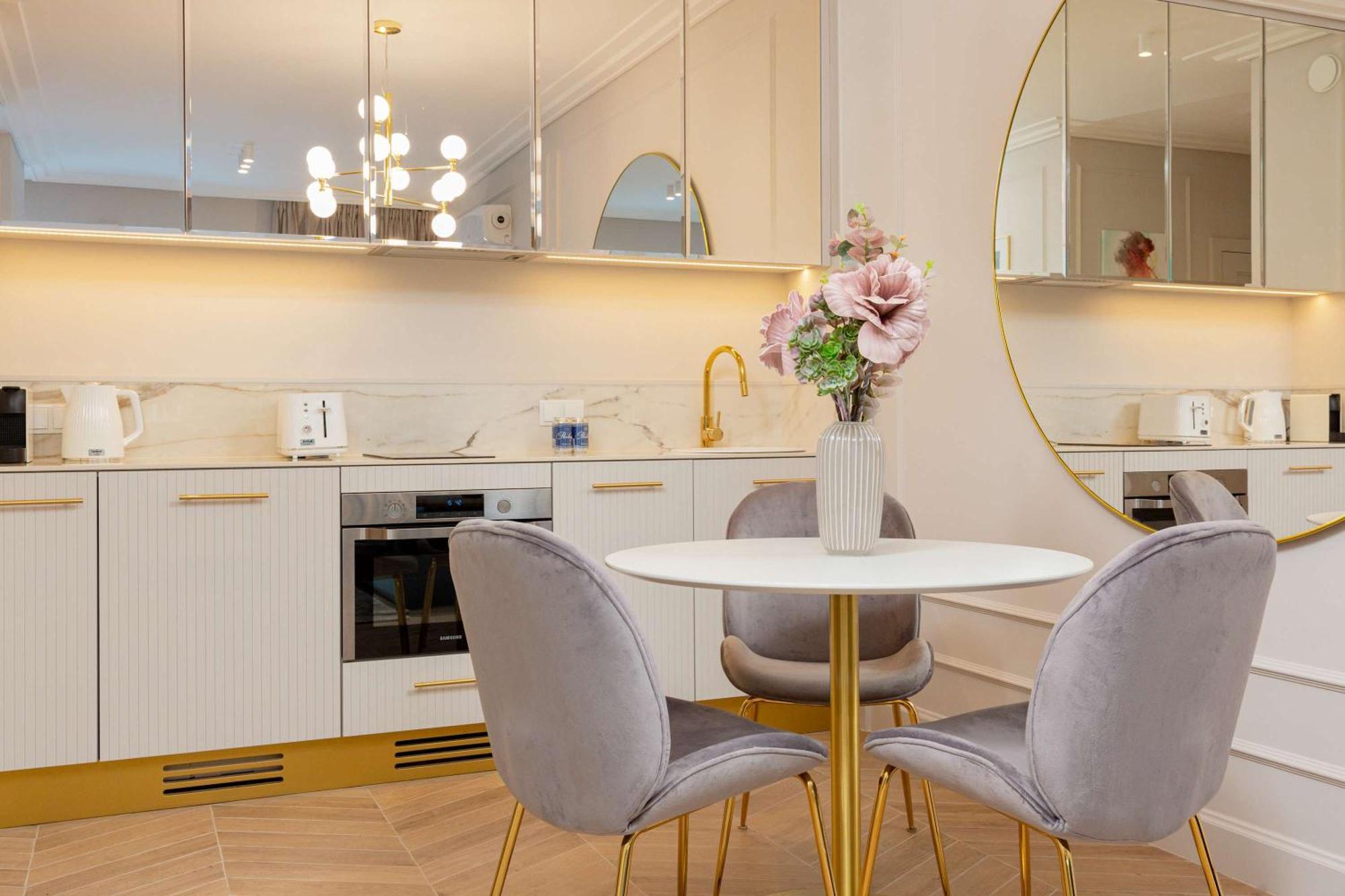 Apartment Lux Center Mennica By Renters Prestige Warschau